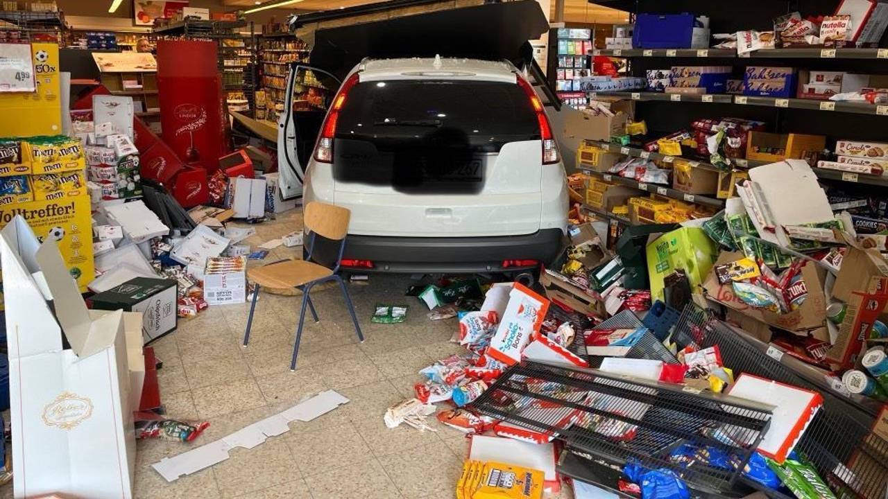Ein Auto steht auf der Verkaufsfläche eines Einkaufsmarktes. Die Fahrerin des Wagens war mit ihrem Auto durch eine Wand hindurch in den Supermarkt gefahren. Verletzt wurde bei dem Unfall niemand.