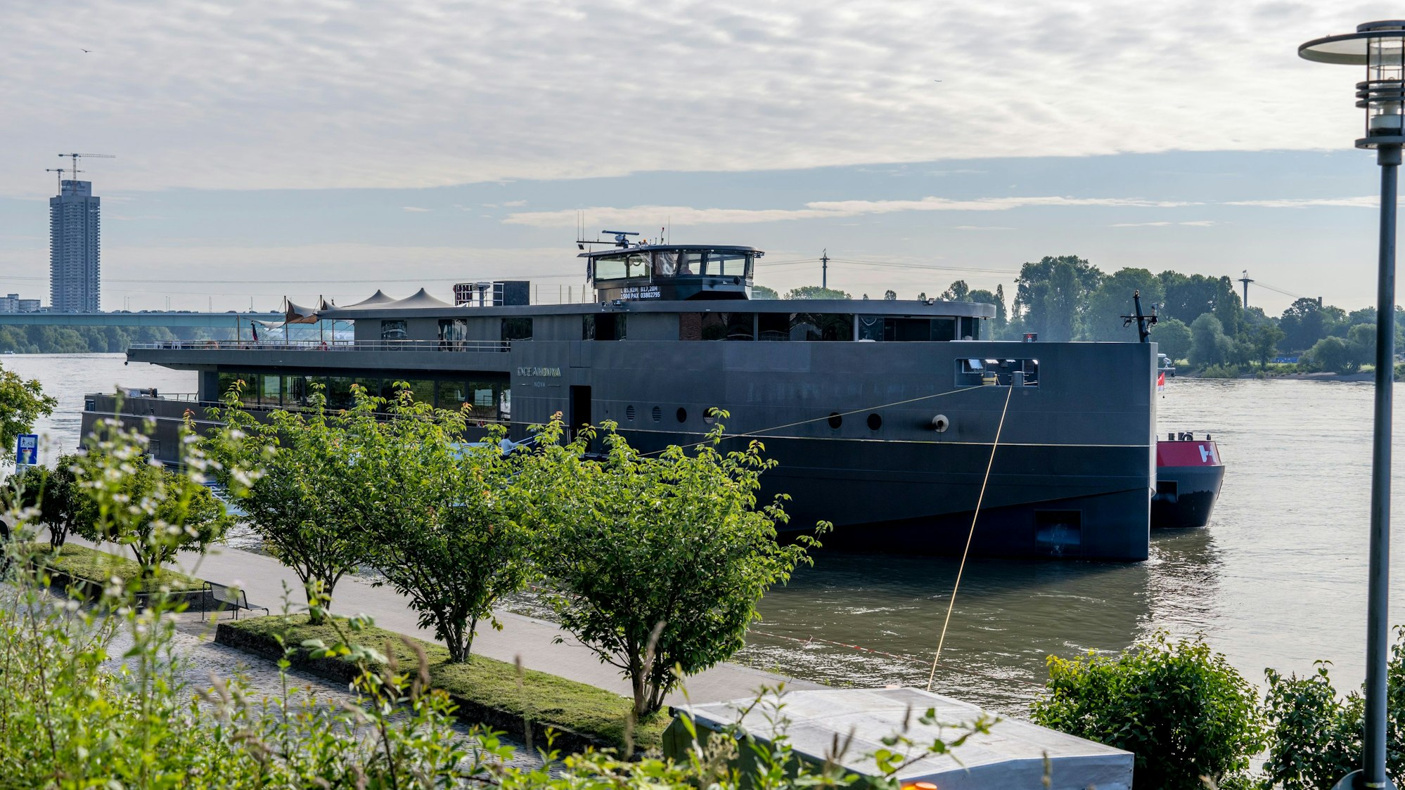 Ein spektakuläres Schiff liegt derzeit am Konrad-Adenauer-Ufer.