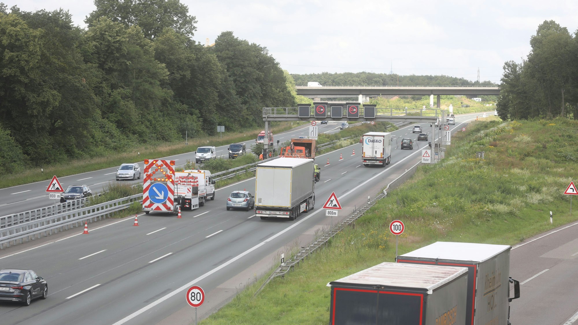 Blick auf die Autobahn A3 in Köln. Dort wird von Arbeitern die Blitzeranlage abgebaut.