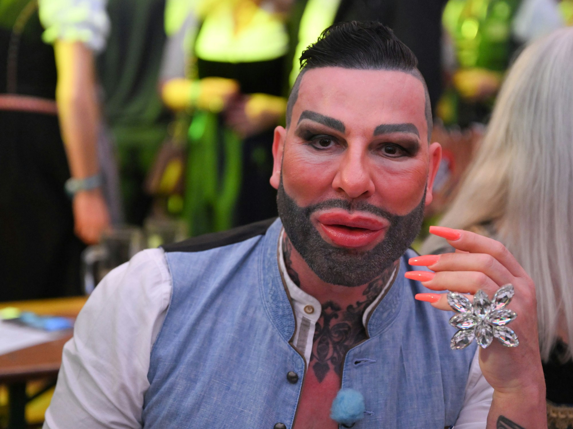 Harald Glööckler in einem Festzelt beim Volksfest Cannstatter Wasen.