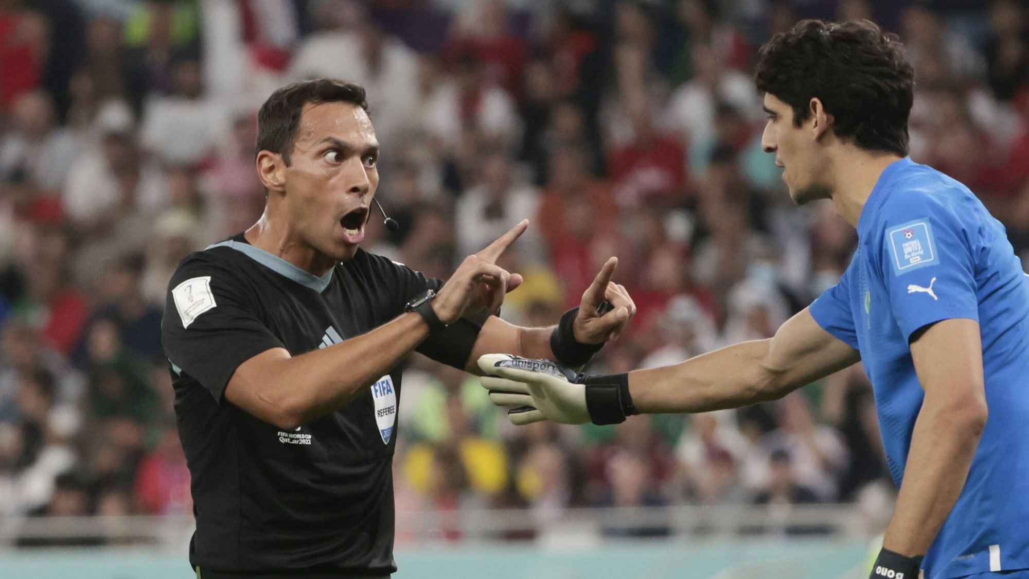 Schiedsrichter Facundo Tello bei der WM 2022 mit scharfer Ansprache an Marokko-Torwart Bono. Er wird auch bei der EM 2024 pfeifen.