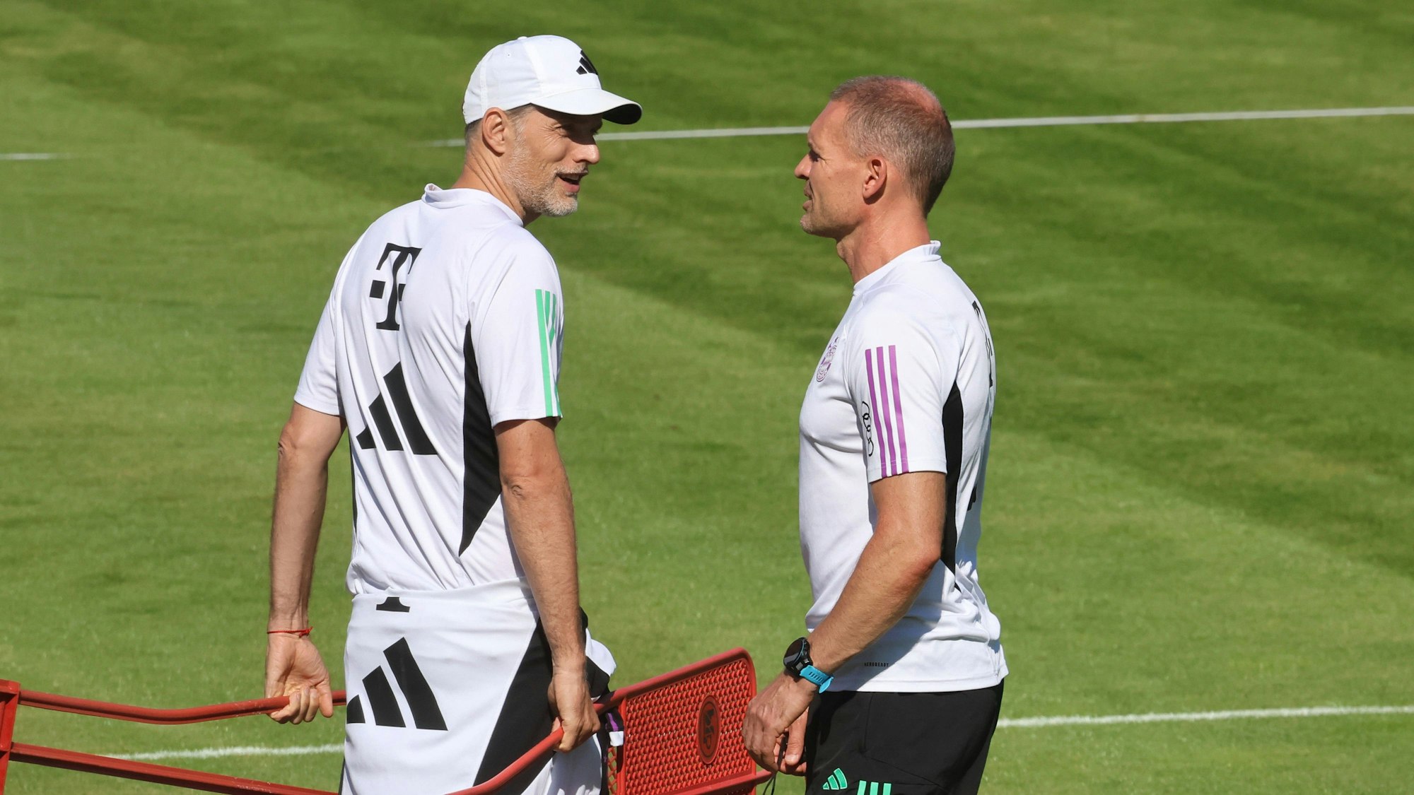 Thomas Tuchel und Fitnesstrainer Holger Broich beim FC Bayern auf dem Trainerplatz.