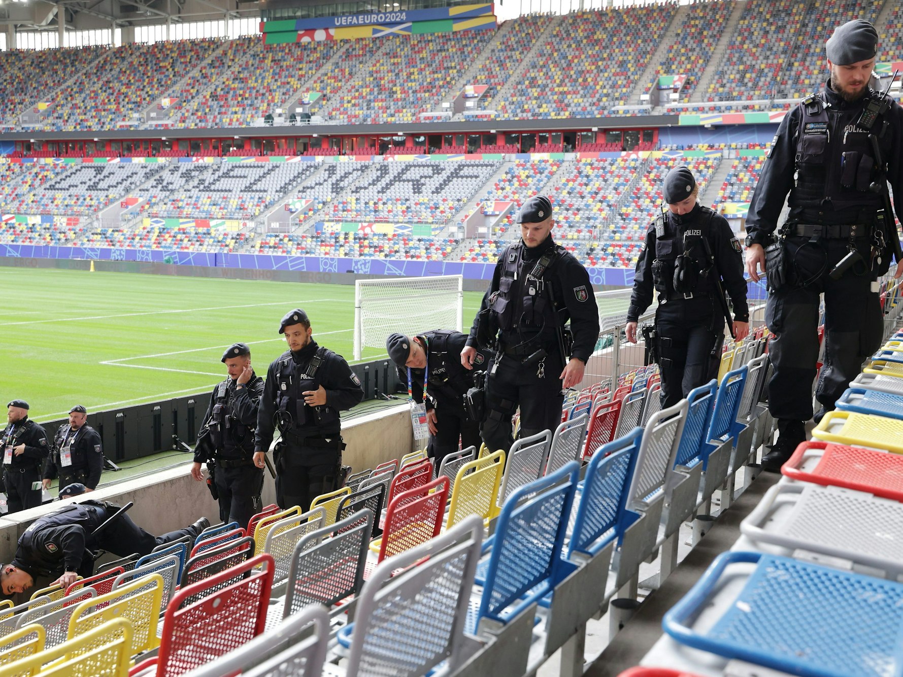 Polizeikräfte durchsuchen das Düsseldorfer UEFA-Fußballstadion auf verdächtige Gegenstände.