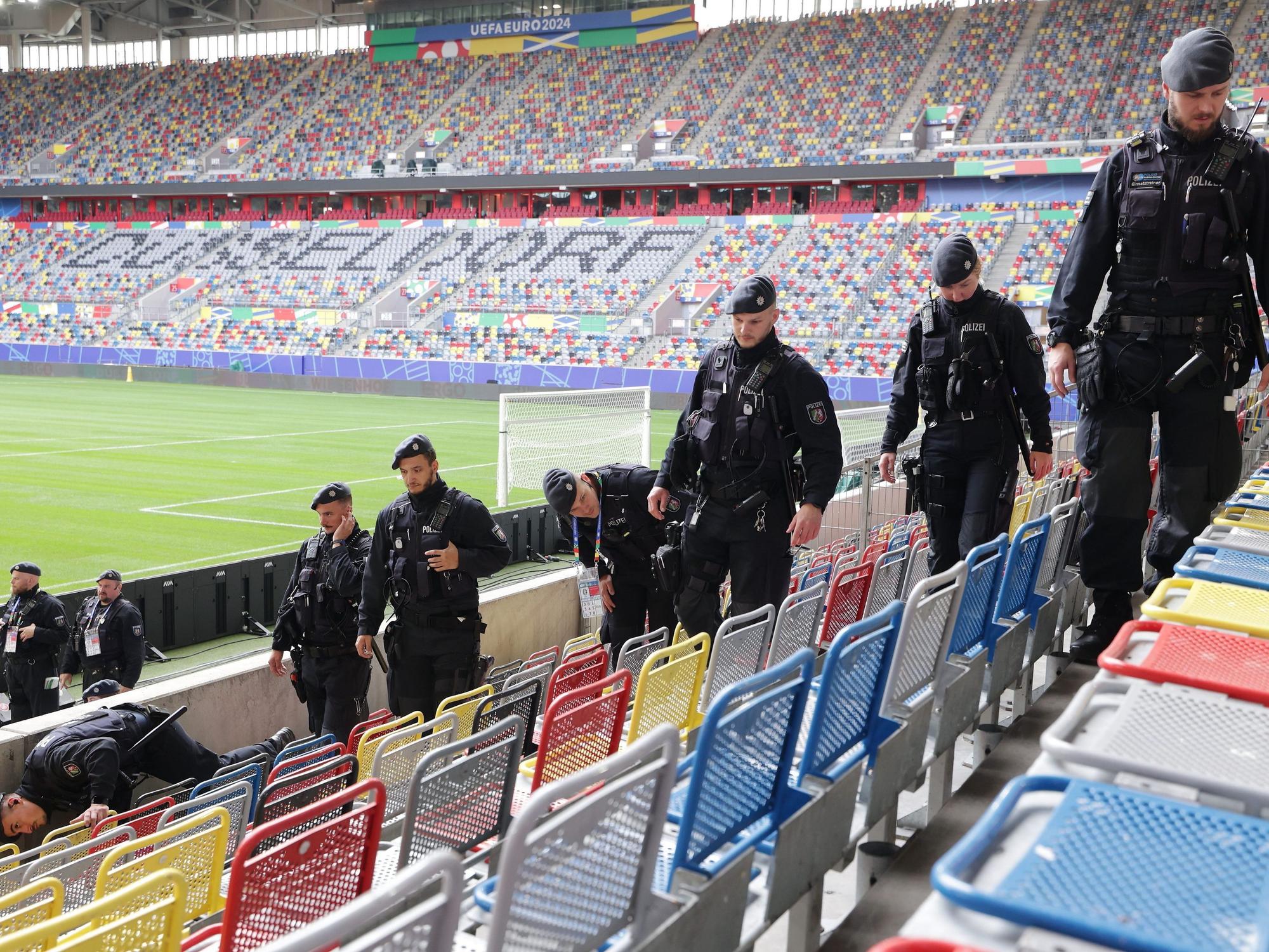 Polizeikräfte durchsuchen das Düsseldorfer UEFA-Fußballstadion auf verdächtige Gegenstände.