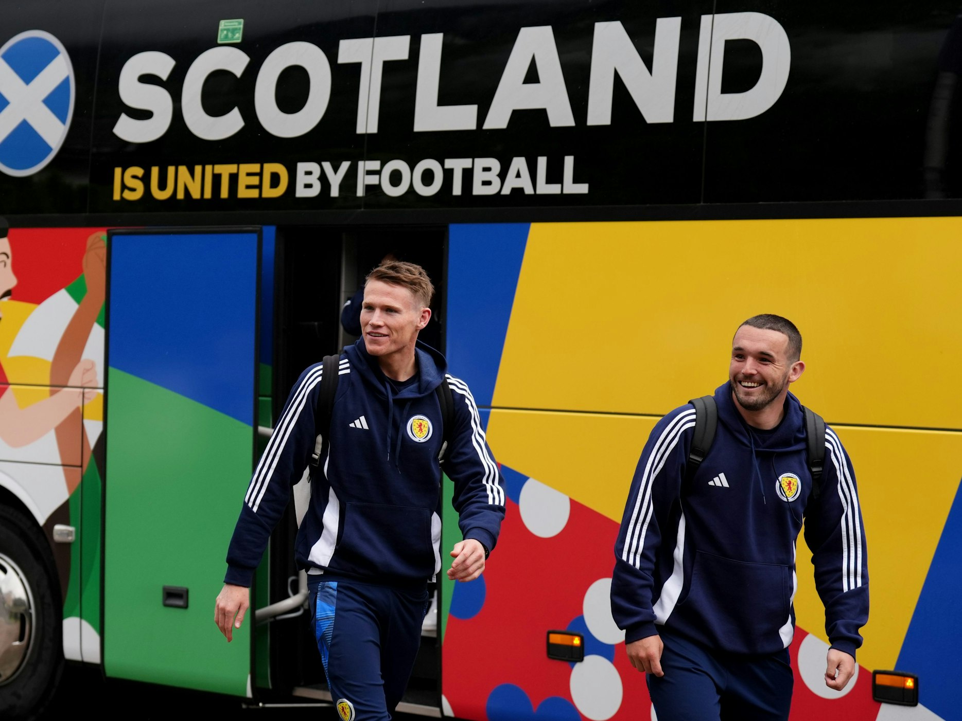 Die schottischen Spieler Scott McTominay (links) und John McGinn kommen zu Beginn der UEFA Euro 2024 in ihrem Mannschaftshotel an.