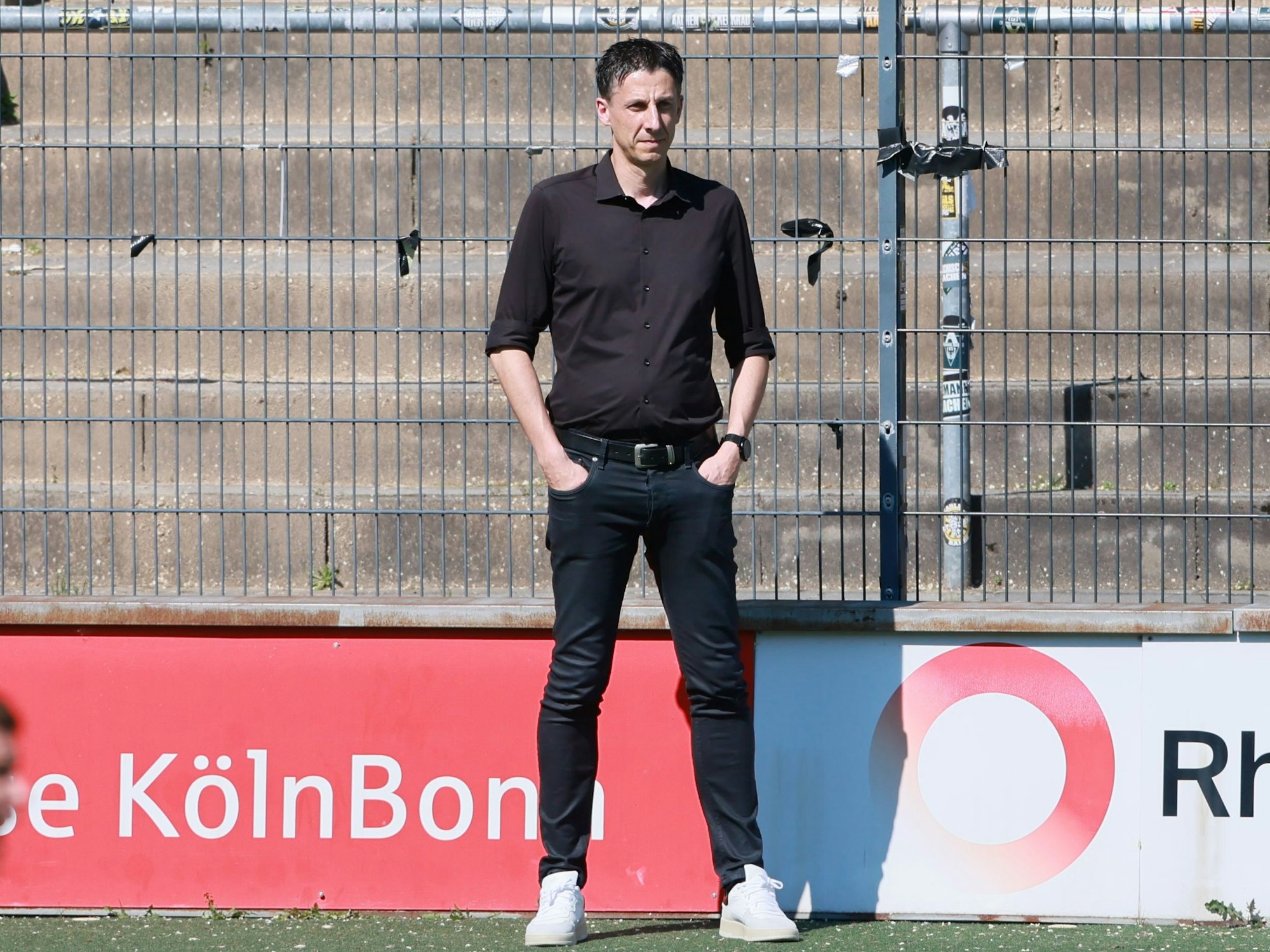 Christian Keller beobachtet das Training des 1. FC Köln.