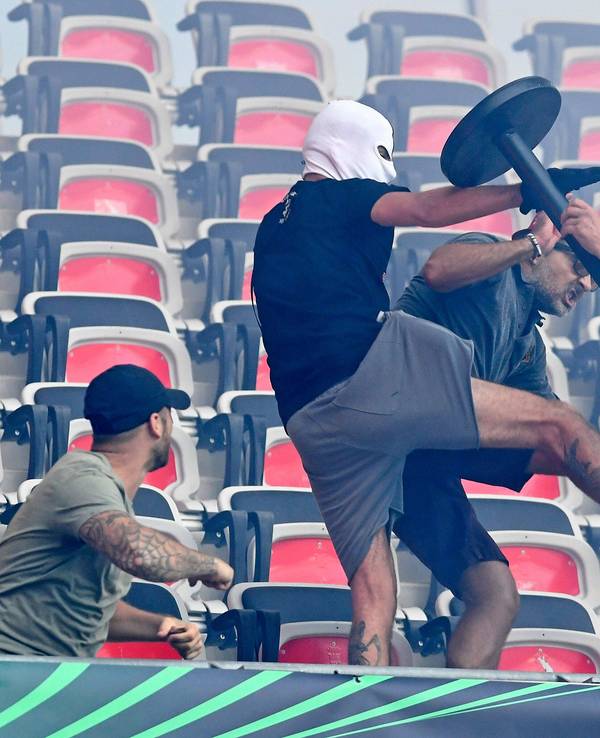 Fans vom 1. FC Köln und OGC Nizza prügeln sich auf der Tribüne.