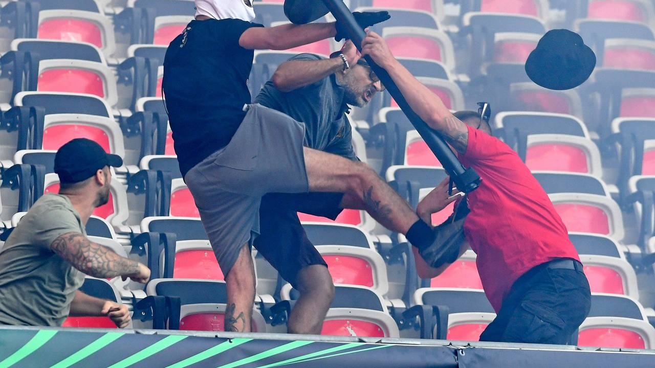 Fans vom 1. FC Köln und OGC Nizza prügeln sich auf der Tribüne.