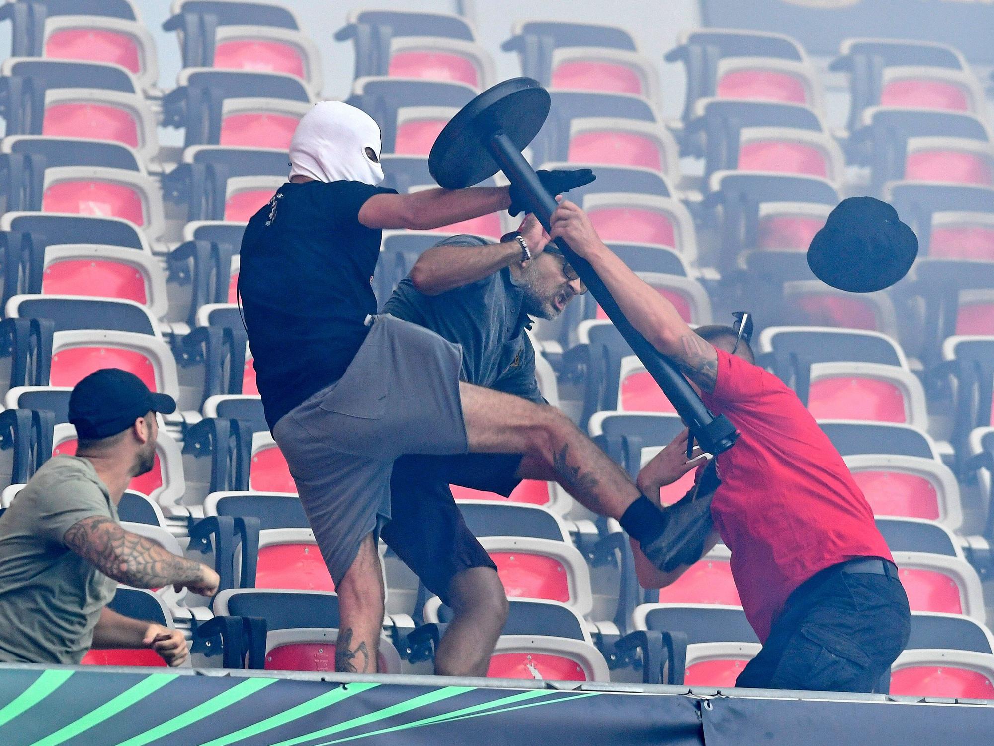 Fans vom 1. FC Köln und OGC Nizza prügeln sich auf der Tribüne.