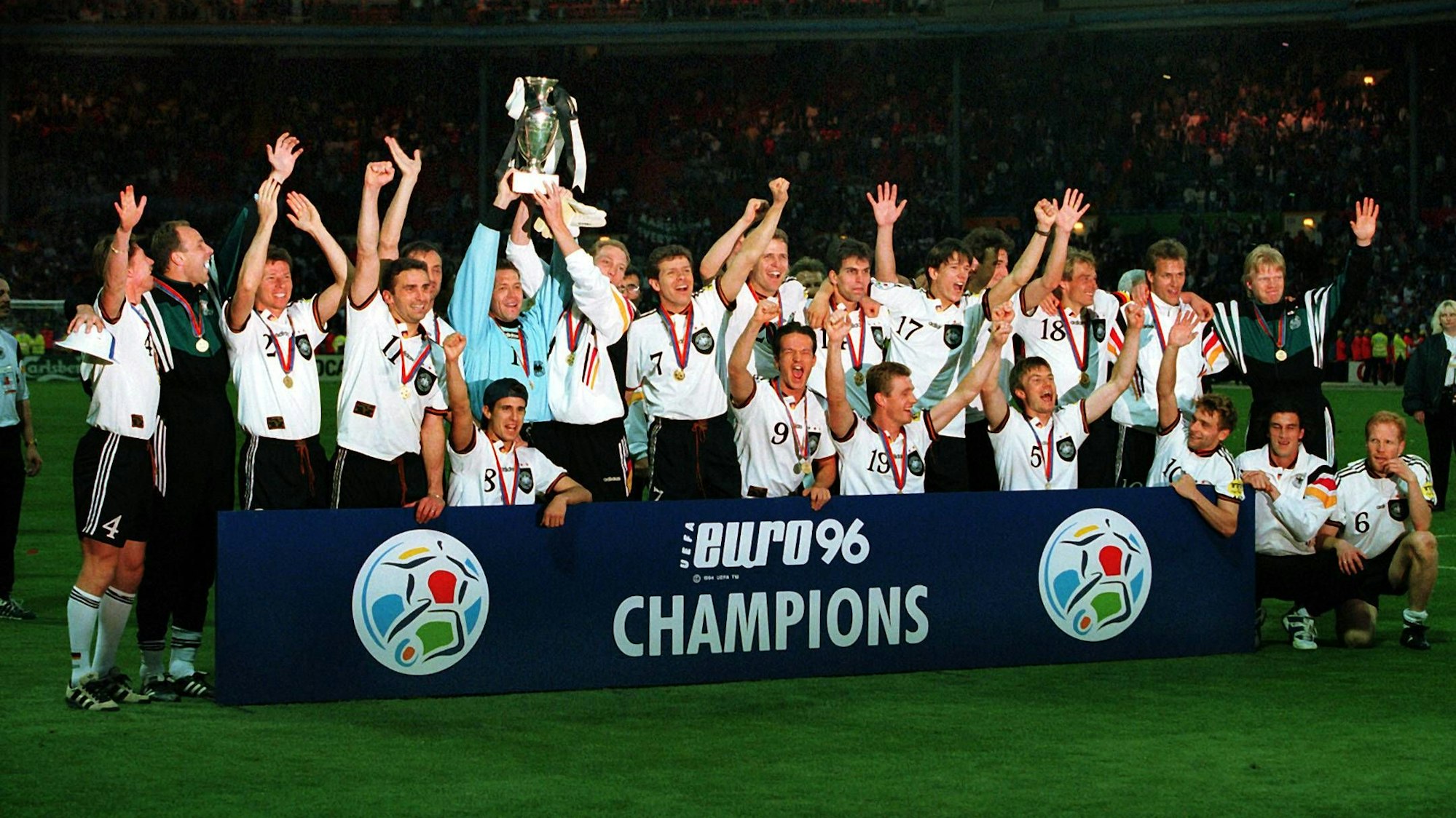 Deutschlands Nationalmannschaft mit dem EM-Pokal.