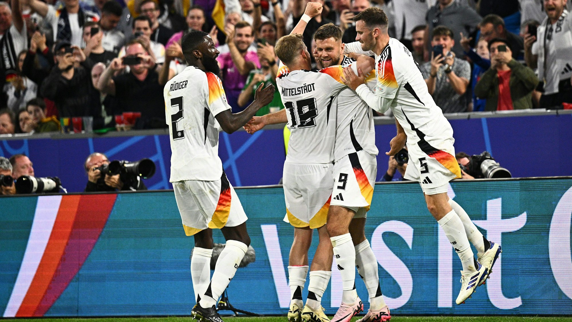 Deutschland-Jubel zum EM-Auftakt: Gegen Schottland feiert die DFB-Auswahl ein 5:1.