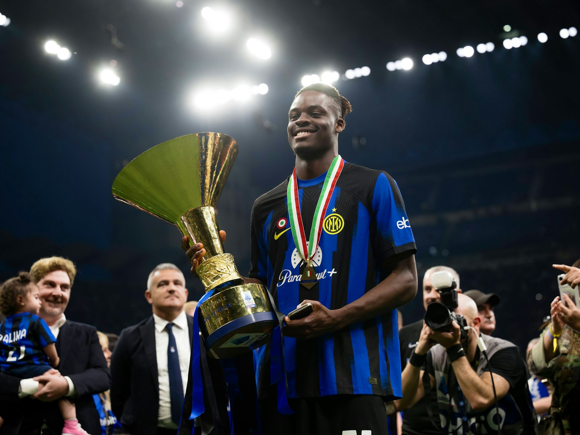 Yann Bisseck mit dem Scudetto.