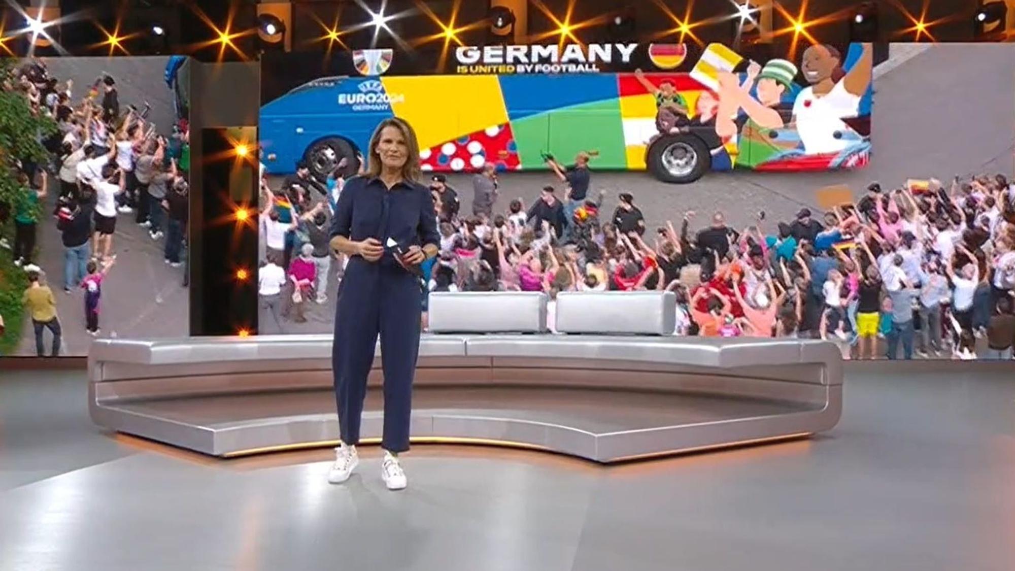 Katrin Müller-Hohenstein moderiert die EM 2024 im ZDF-Studio.