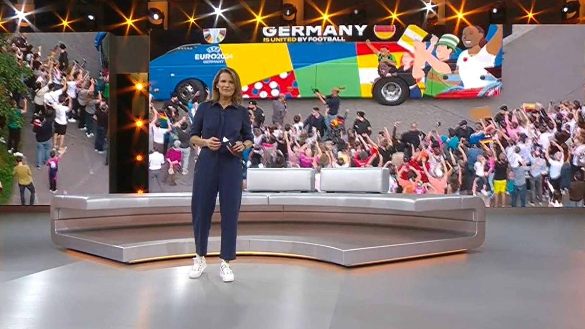 Katrin Müller-Hohenstein moderiert die EM 2024 im ZDF-Studio.
