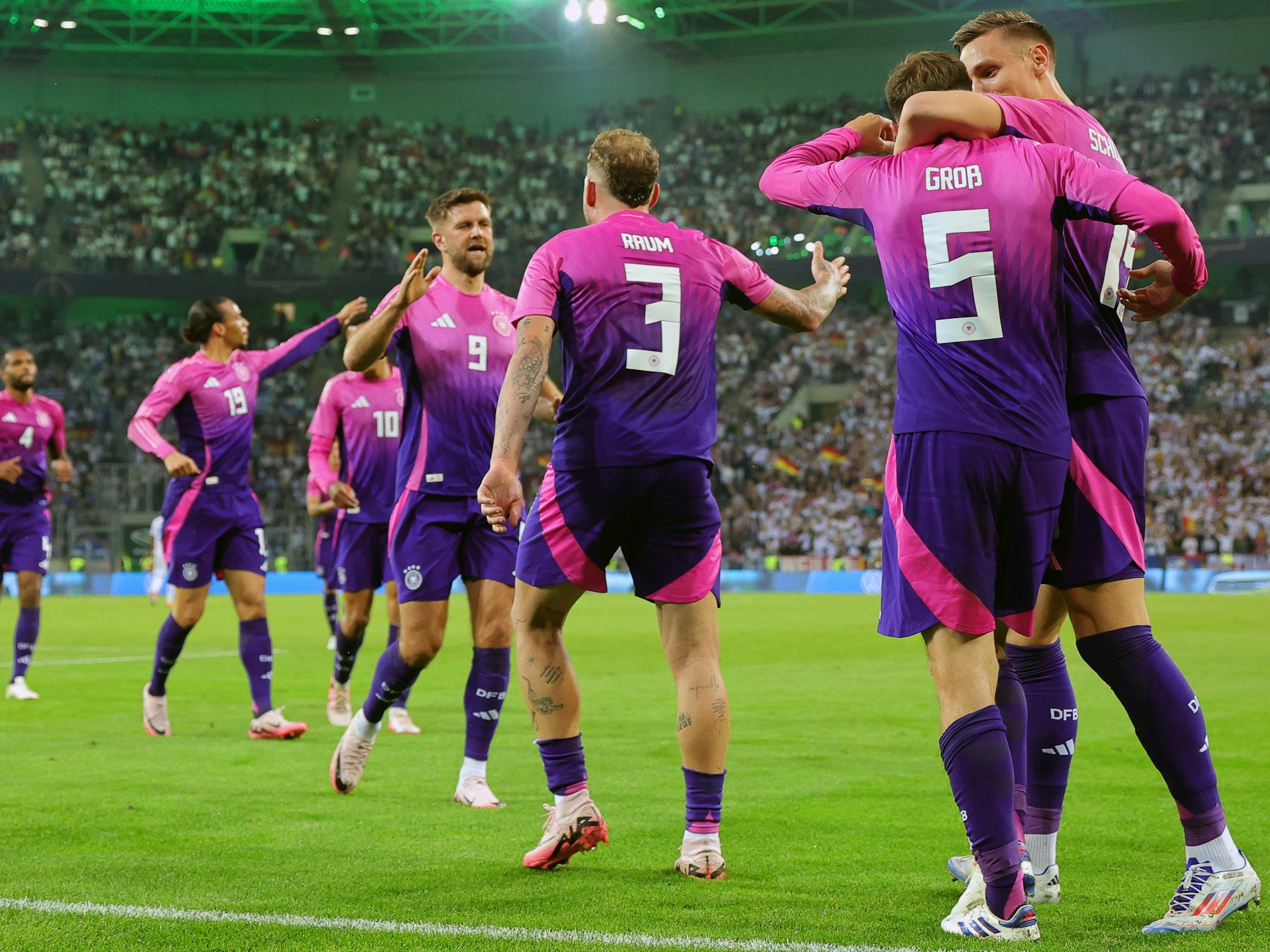 Die deutschen Spieler jubeln über ein Tor gegen Griechenland.