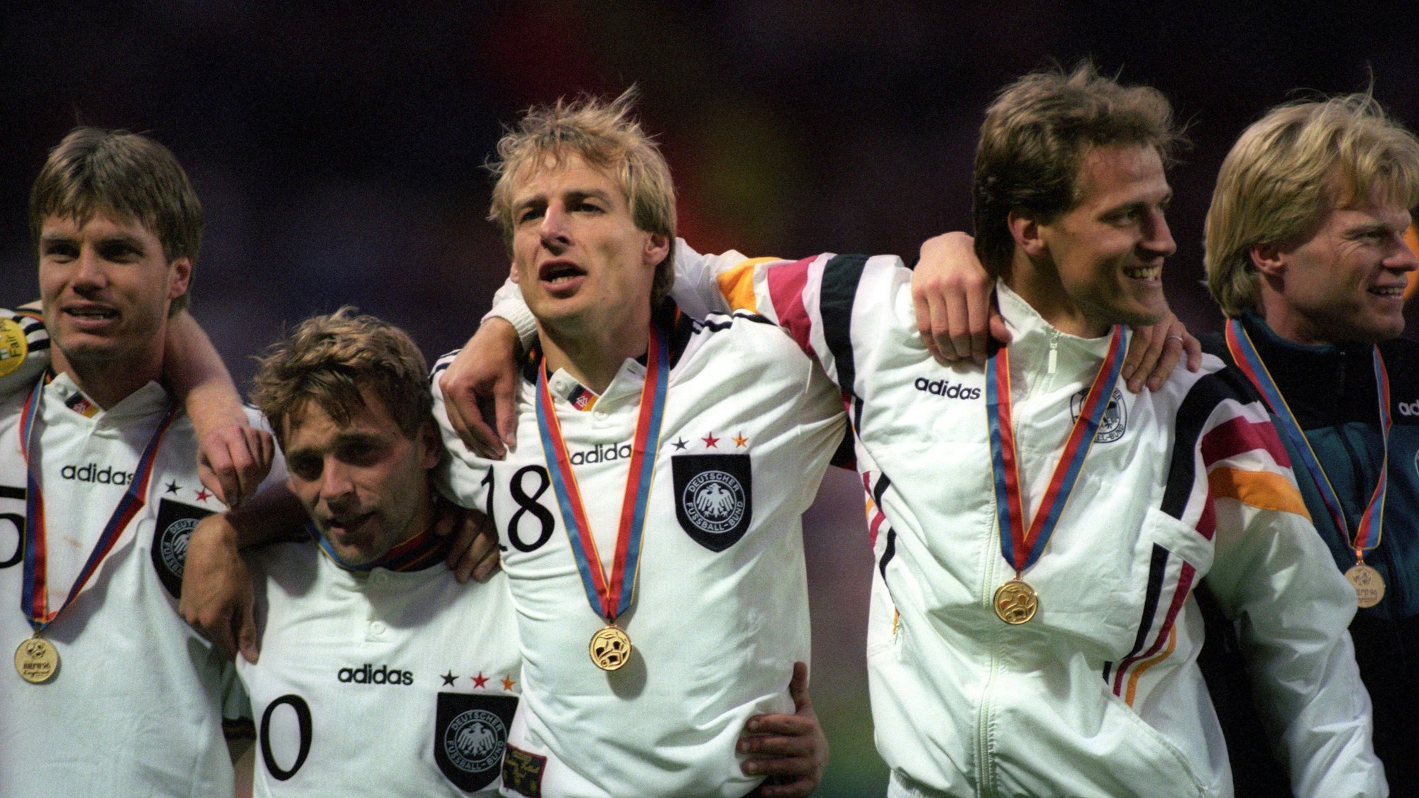 Thomas Helmer, Thomas Häßler, Jürgen Klinsmann, Rene Schneider und Oliver Kahn feiern mit EM-Medaille.
