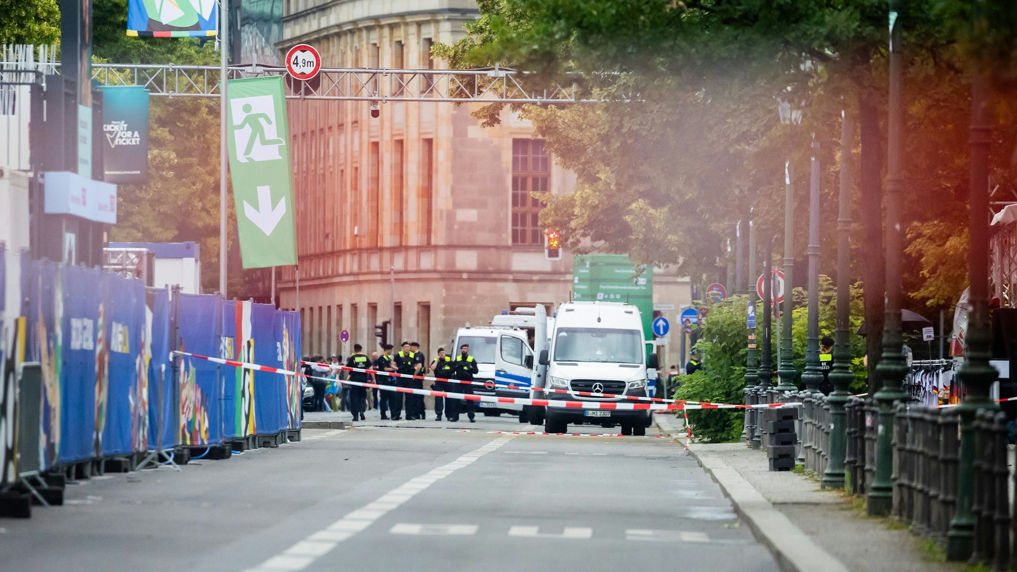 Ein Blick auf die Absperrungen der Polizei in der Berliner Fan-Zone.
