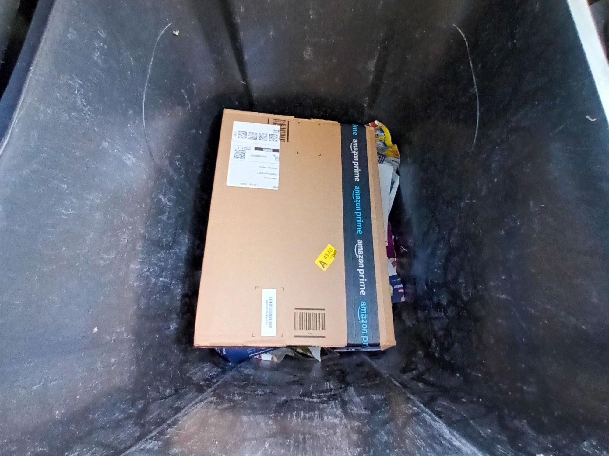 Foto eines Amazon-Pakets in einer Mülltonne.