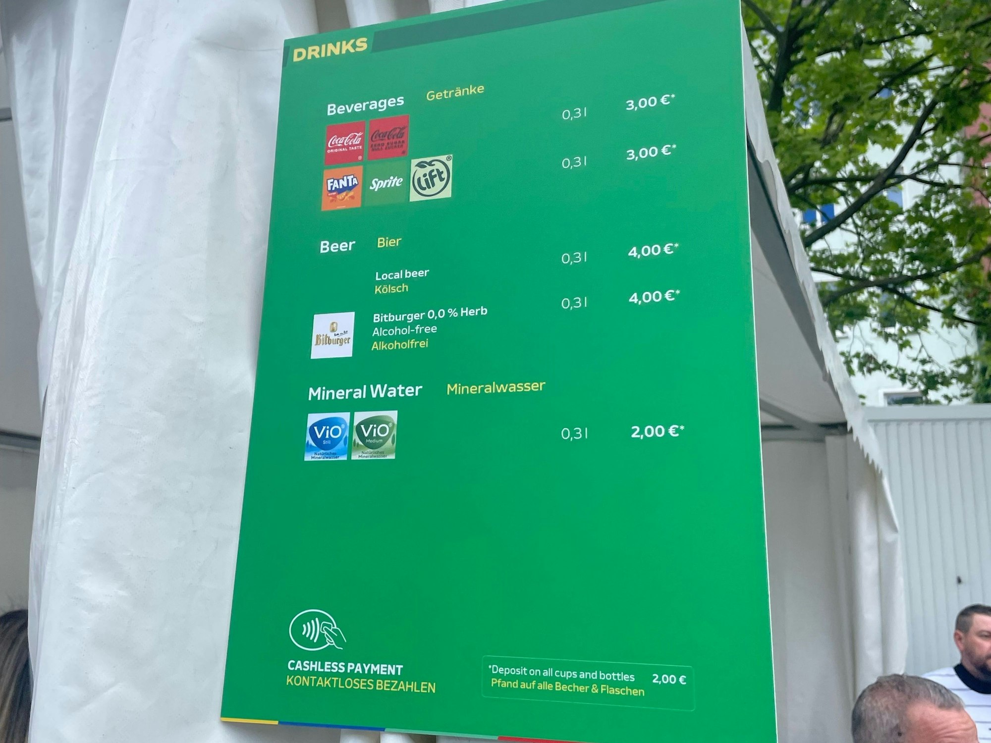 Getränkeliste beim Public Viewing am Heumarkt.