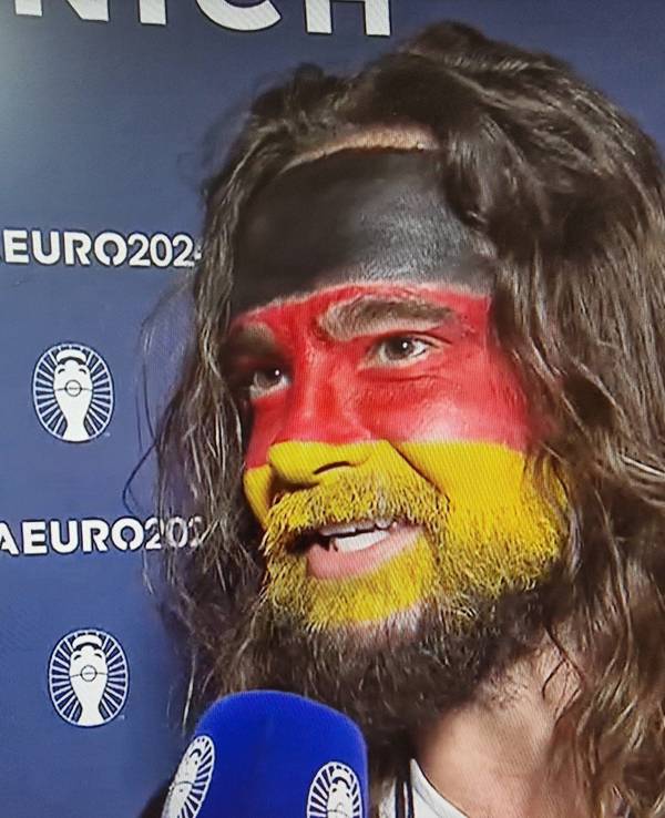 Tom Kaulitz vor dem Eröffnungsspiel der EM 2024 am 14. Juni im Interview bei MagentaTV. Screenshot der Live-Übertragung.