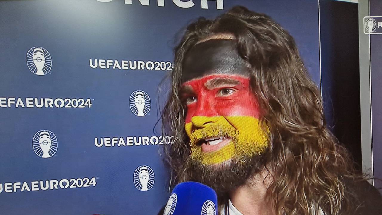 Tom Kaulitz vor dem Eröffnungsspiel der EM 2024 am 14. Juni im Interview bei MagentaTV. Screenshot der Live-Übertragung.