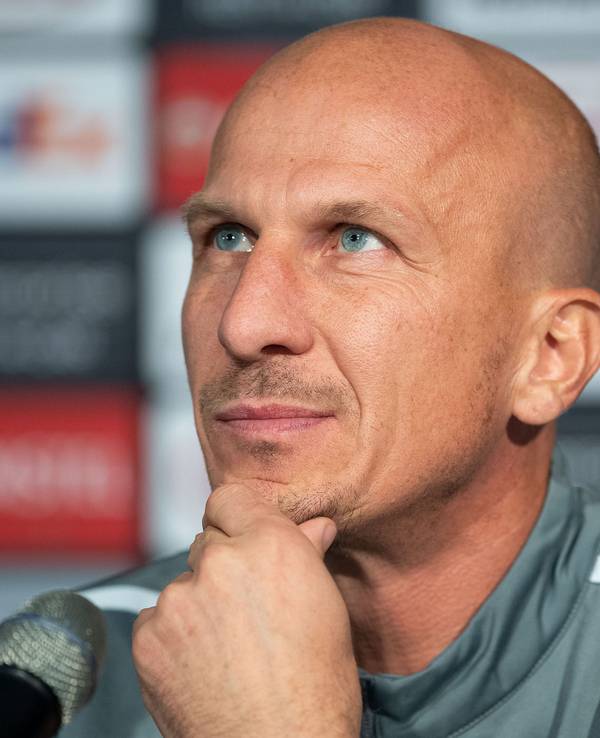 Trainer Gerhard Struber blickt nach oben.