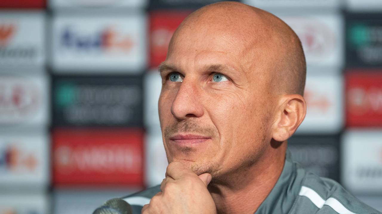 Trainer Gerhard Struber blickt nach oben.