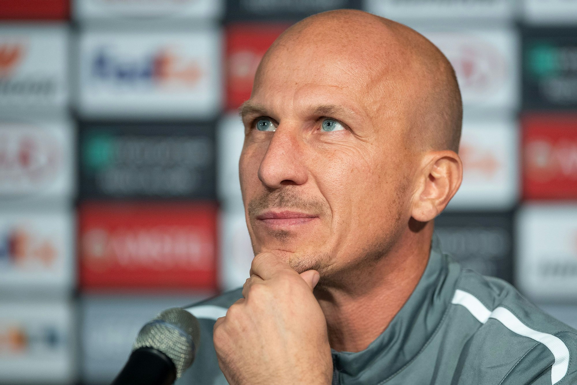 Trainer Gerhard Struber blickt nach oben.