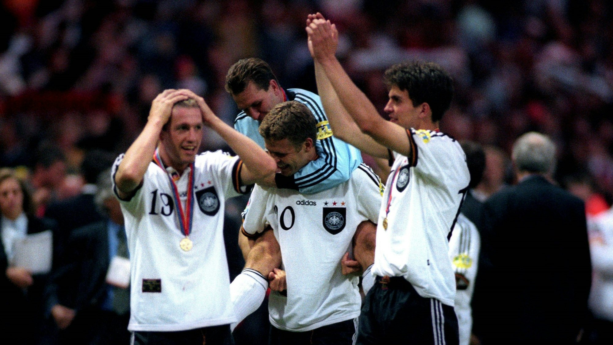 Die DFB-Spieler feiern 1996 den Europameister-Titel.