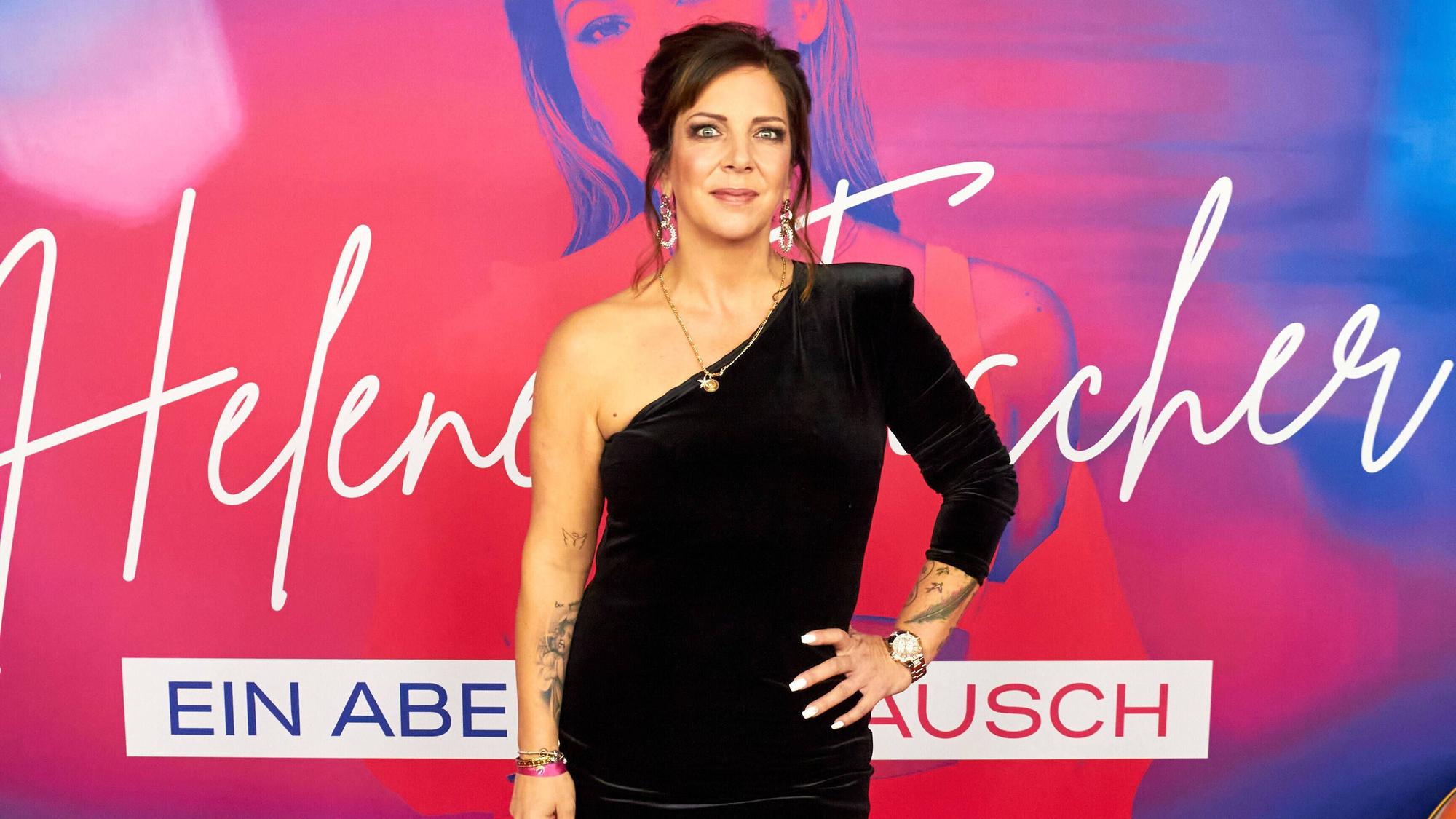 Danni Büchner posiert auf dem roten Teppich.