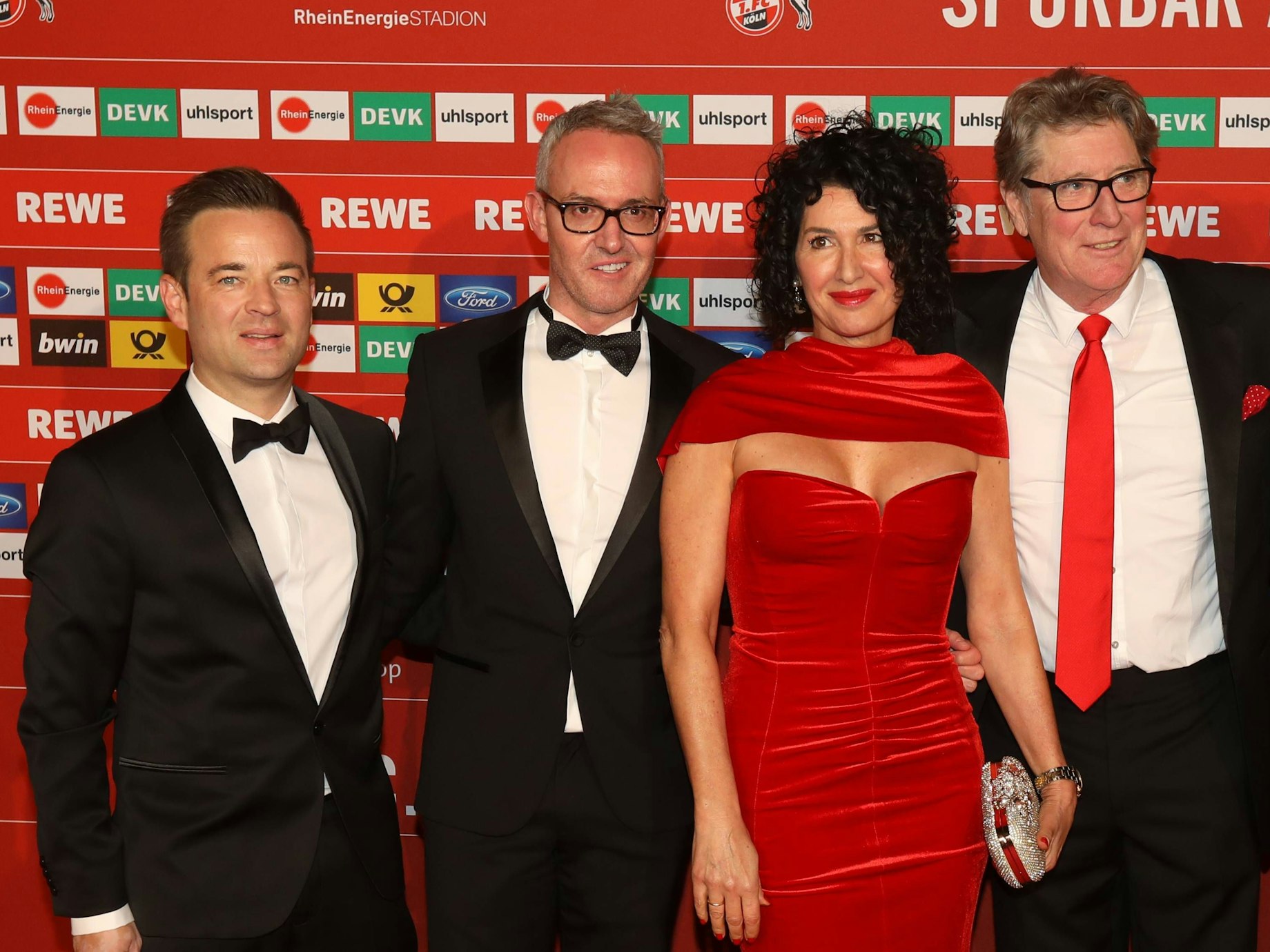 lexander Wehrle (2.v. l.) und sein Lebensgefährte Thomas Kugler zusammen mit Toni und Jasmin Schumacher bei der Gala zum 70. Geburtstag des 1. FC Köl