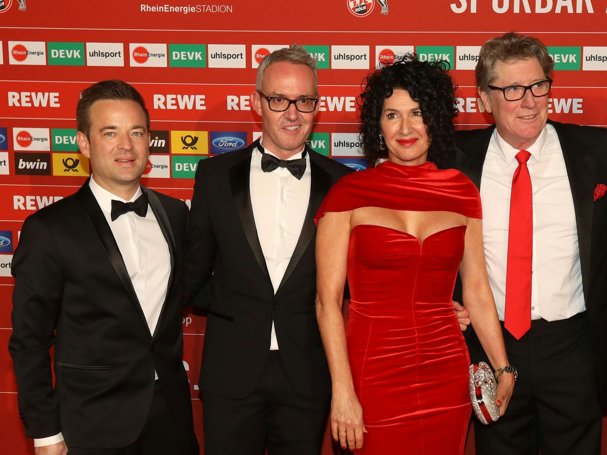 lexander Wehrle (2.v. l.) und sein Lebensgefährte Thomas Kugler zusammen mit Toni und Jasmin Schumacher bei der Gala zum 70. Geburtstag des 1. FC Köl
