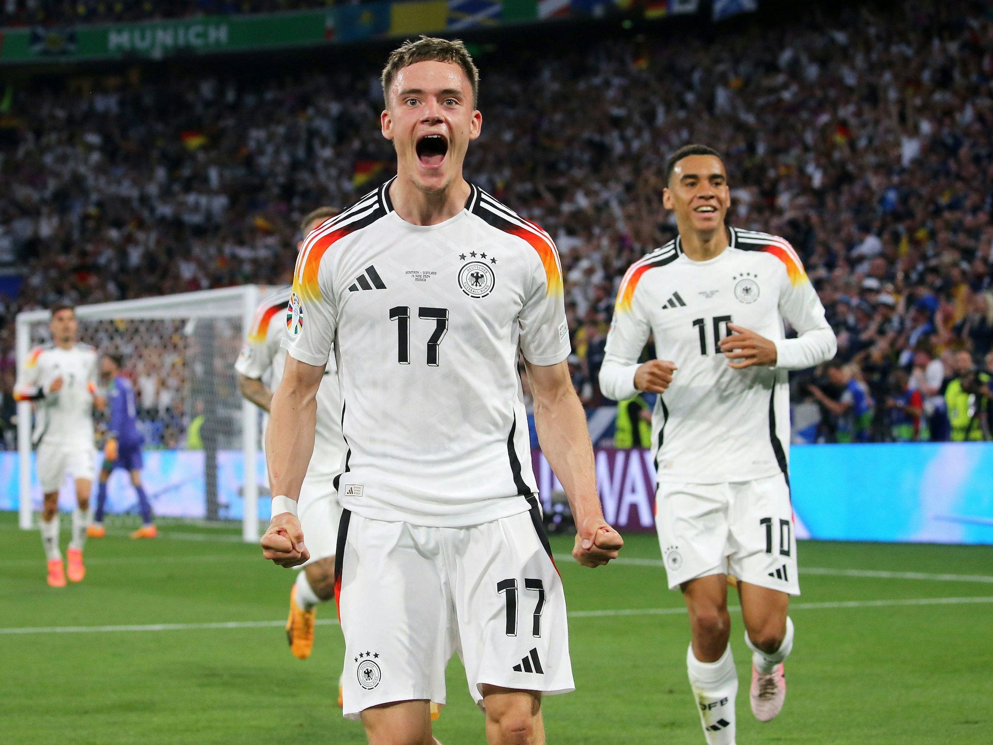 Florian Wirtz jubelt im DFB-Trikot.