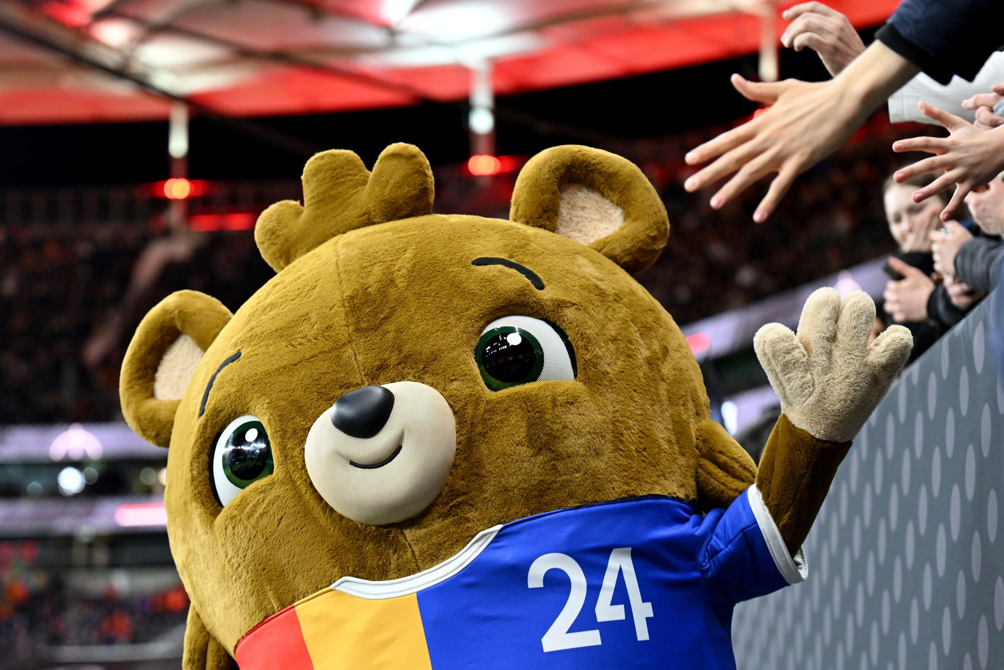 Maskottchen Albärt begrüßt die Fans.