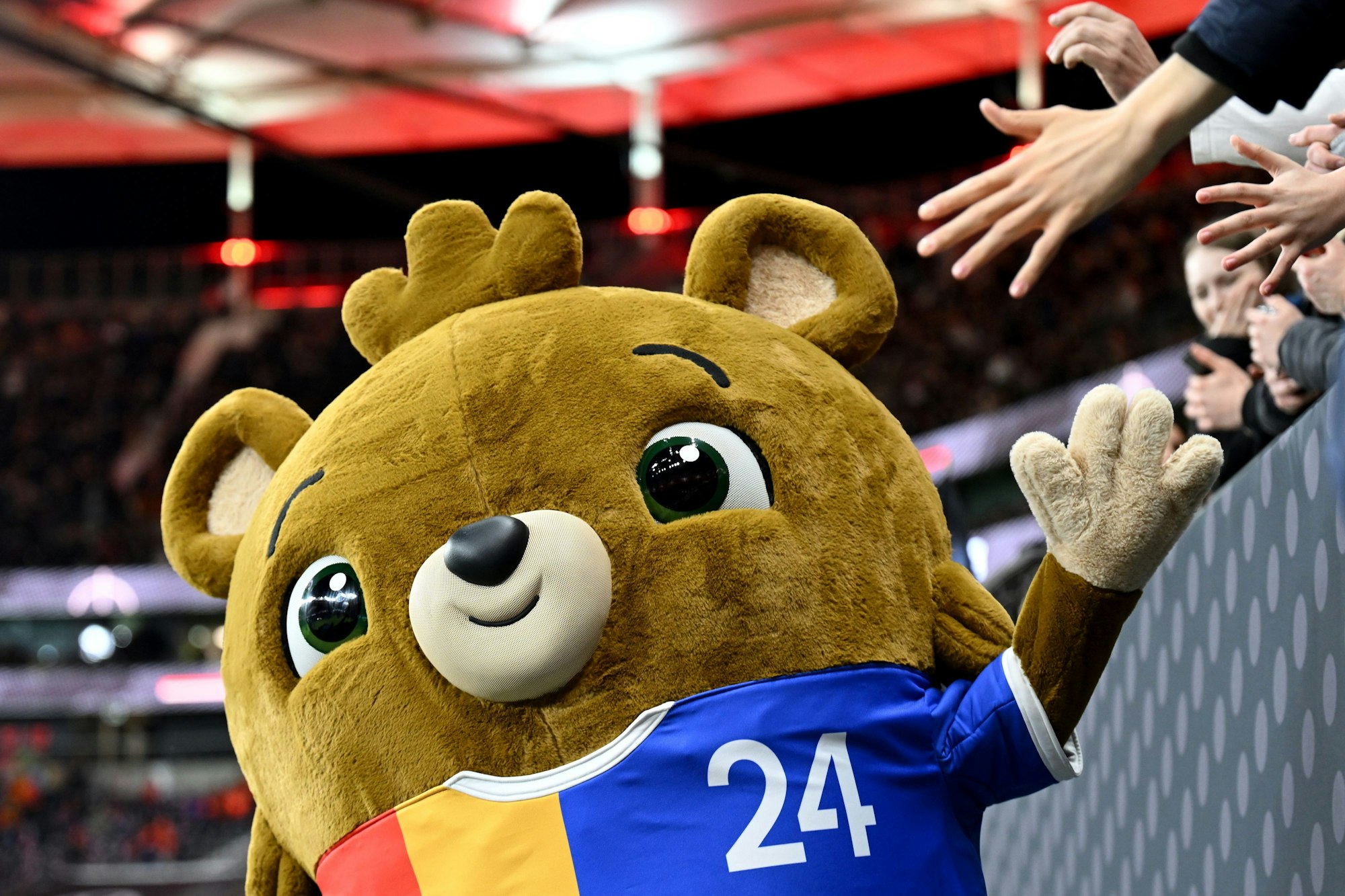 Maskottchen Albärt begrüßt die Fans.