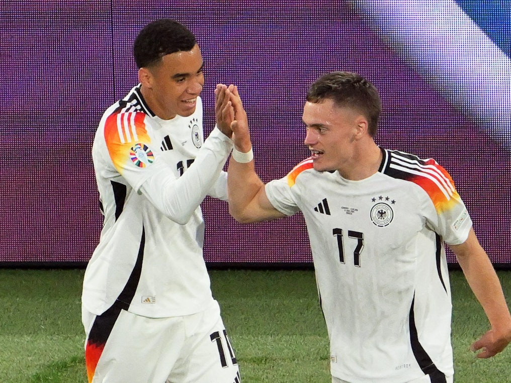 Deutschlands Florian Wirtz (r) jubelt mit Teamkollege Jamal Musiala.