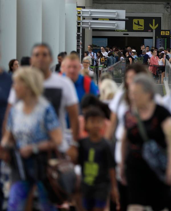 Zahlreiche Passagiere sind auf dem Flughafen von Palma de Mallorca unterwegs.