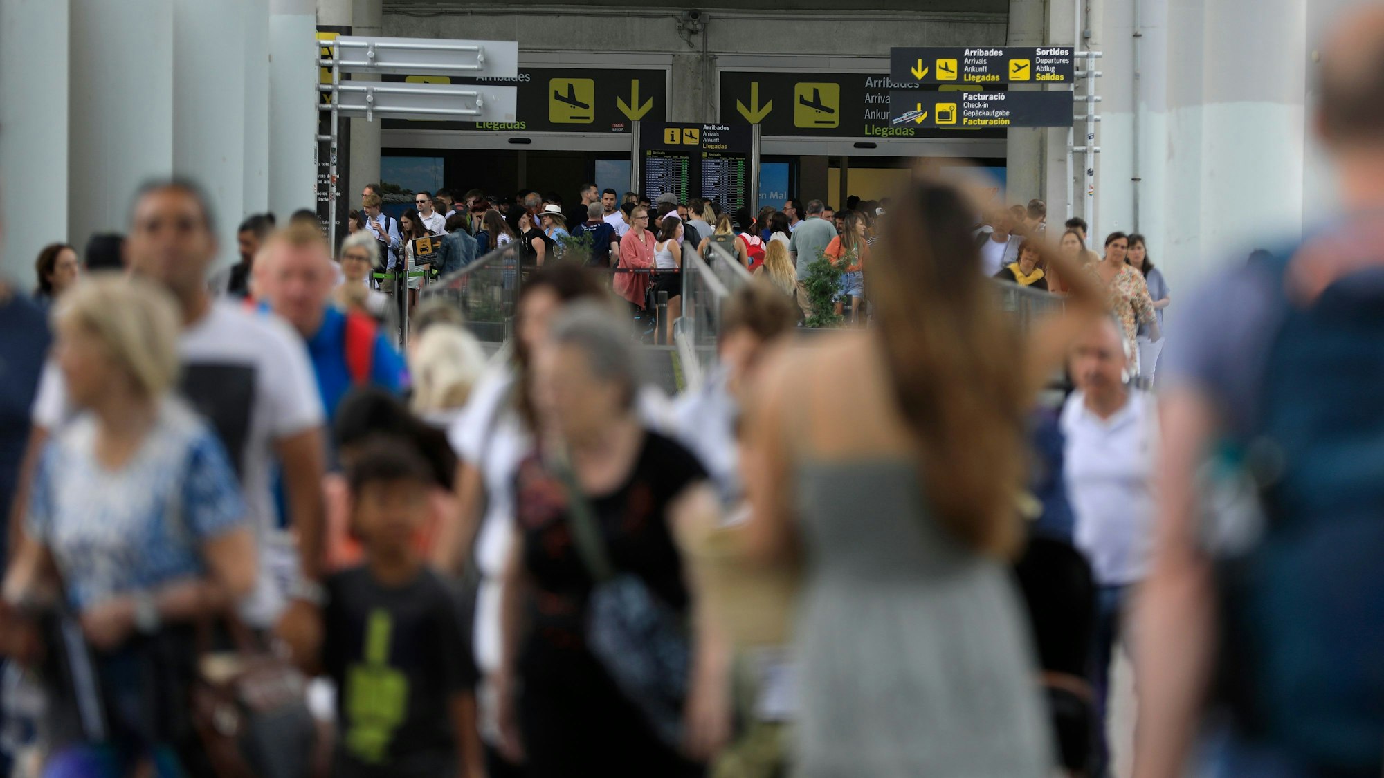 Zahlreiche Passagiere sind auf dem Flughafen von Palma de Mallorca unterwegs.