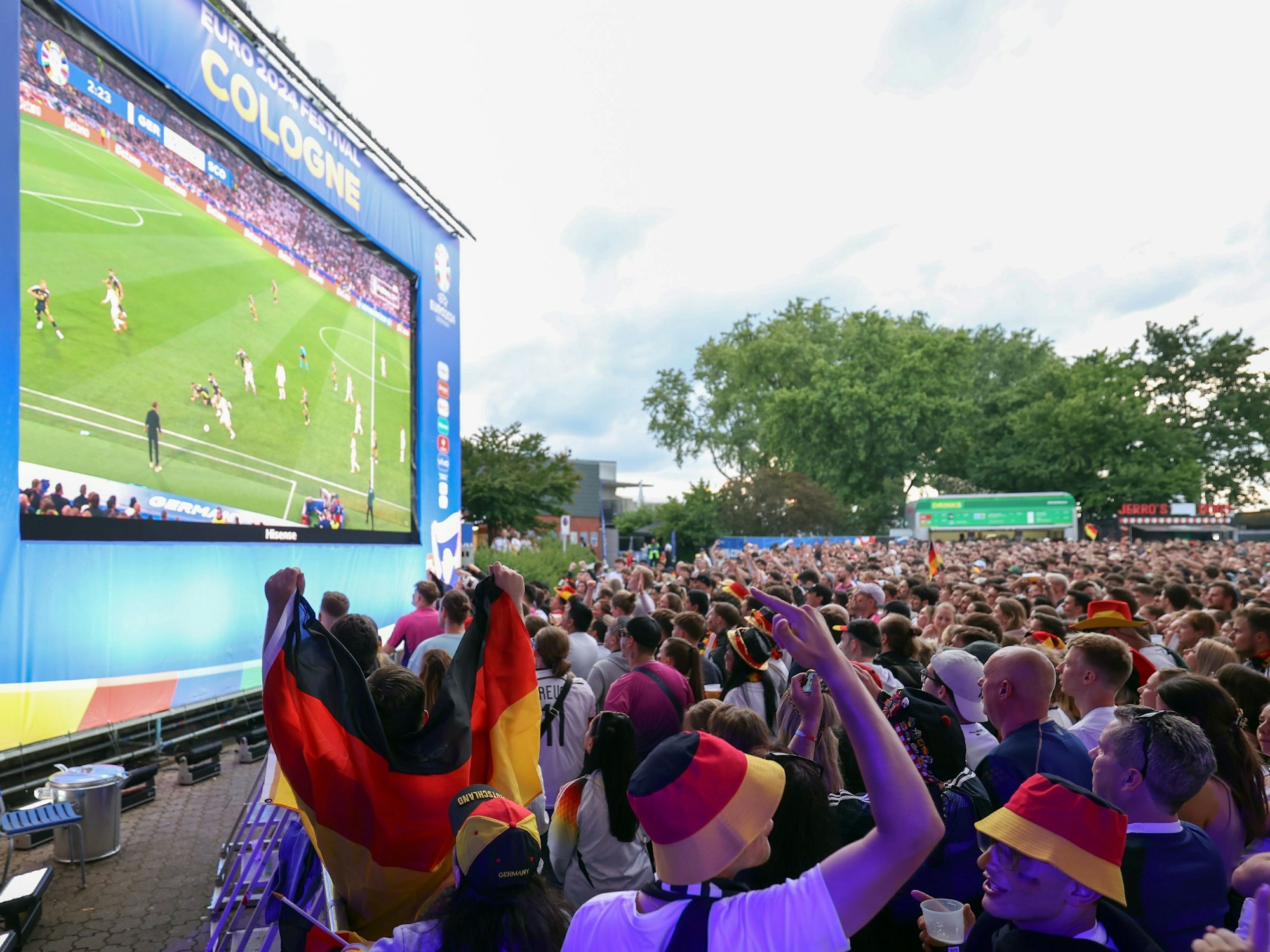 Fans feiern in Deutschland-Trikots beim Public Viewing im Kölner Tanzbrunnen.
