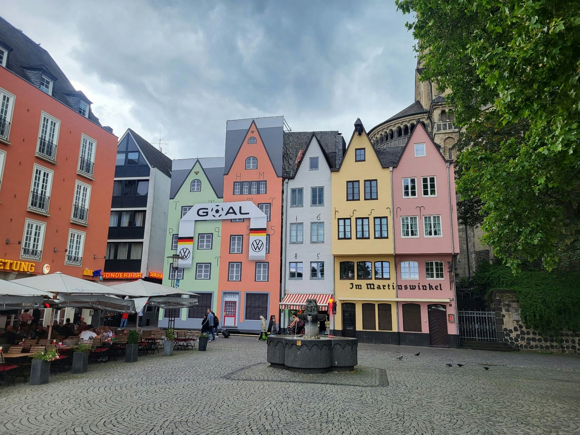 Die Giebelhäuschen am Kölner Fischmarkt, bei den beiden linken ist nur eine Fake-Fassade zu sehen.