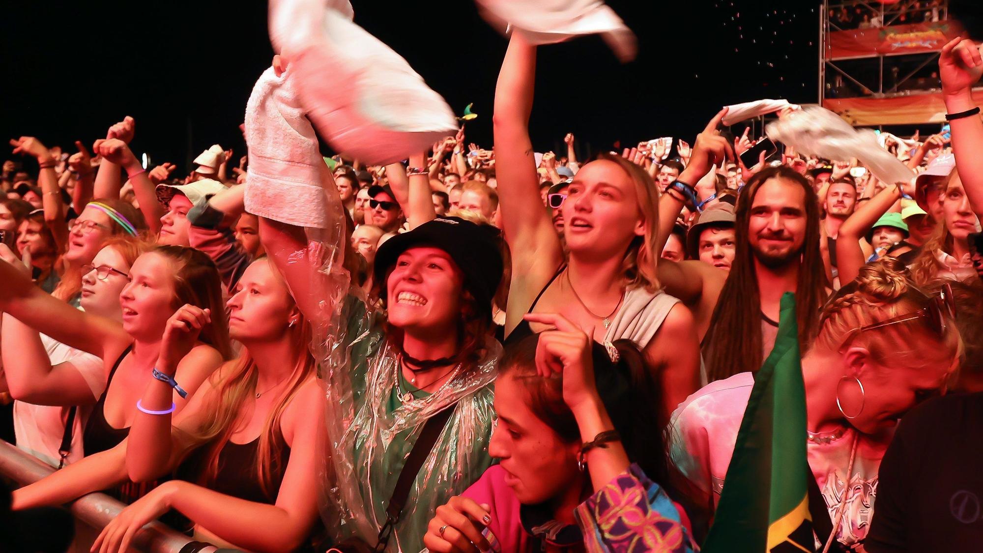 Fans feiern beim Summerjam am 30. Juni 2023 in Köln den Auftritt von Peter Fox.