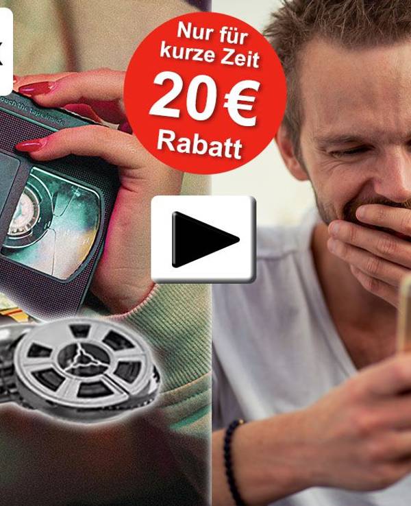Frau hält VHS Videokassette in der Hand, weitere analoge Medien wie Musikkassette, Fotos, Dias und Mann, der auf Smartphone schaut und sich freut.