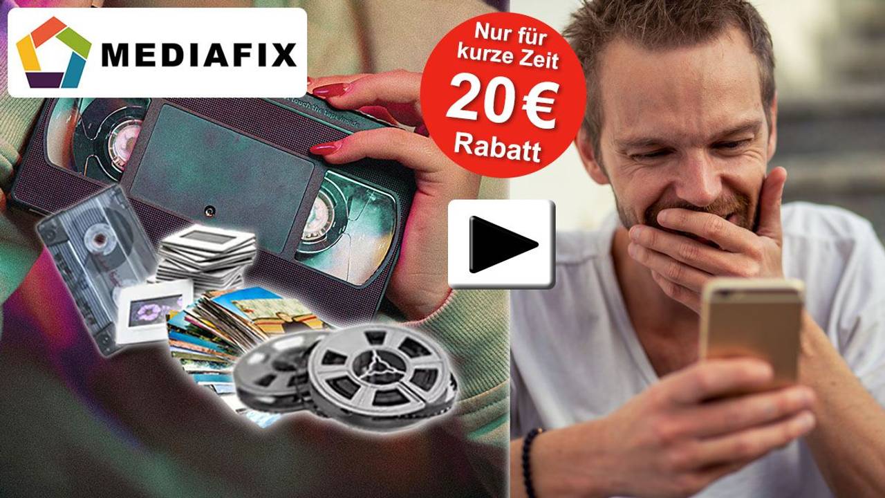 Frau hält VHS Videokassette in der Hand, weitere analoge Medien wie Musikkassette, Fotos, Dias und Mann, der auf Smartphone schaut und sich freut.