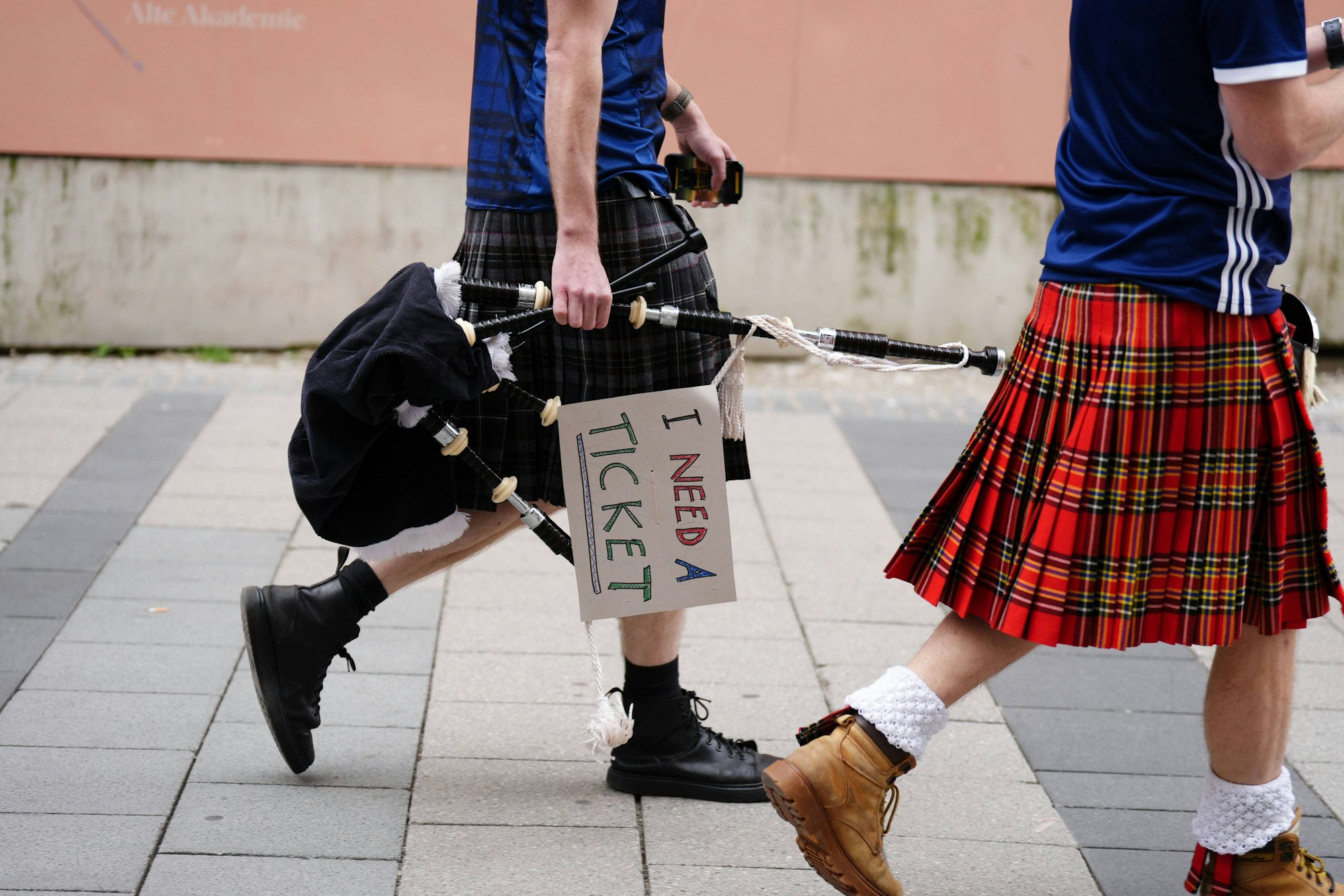 Schottische Fans im Kilt auf der Suche nach Tickets.