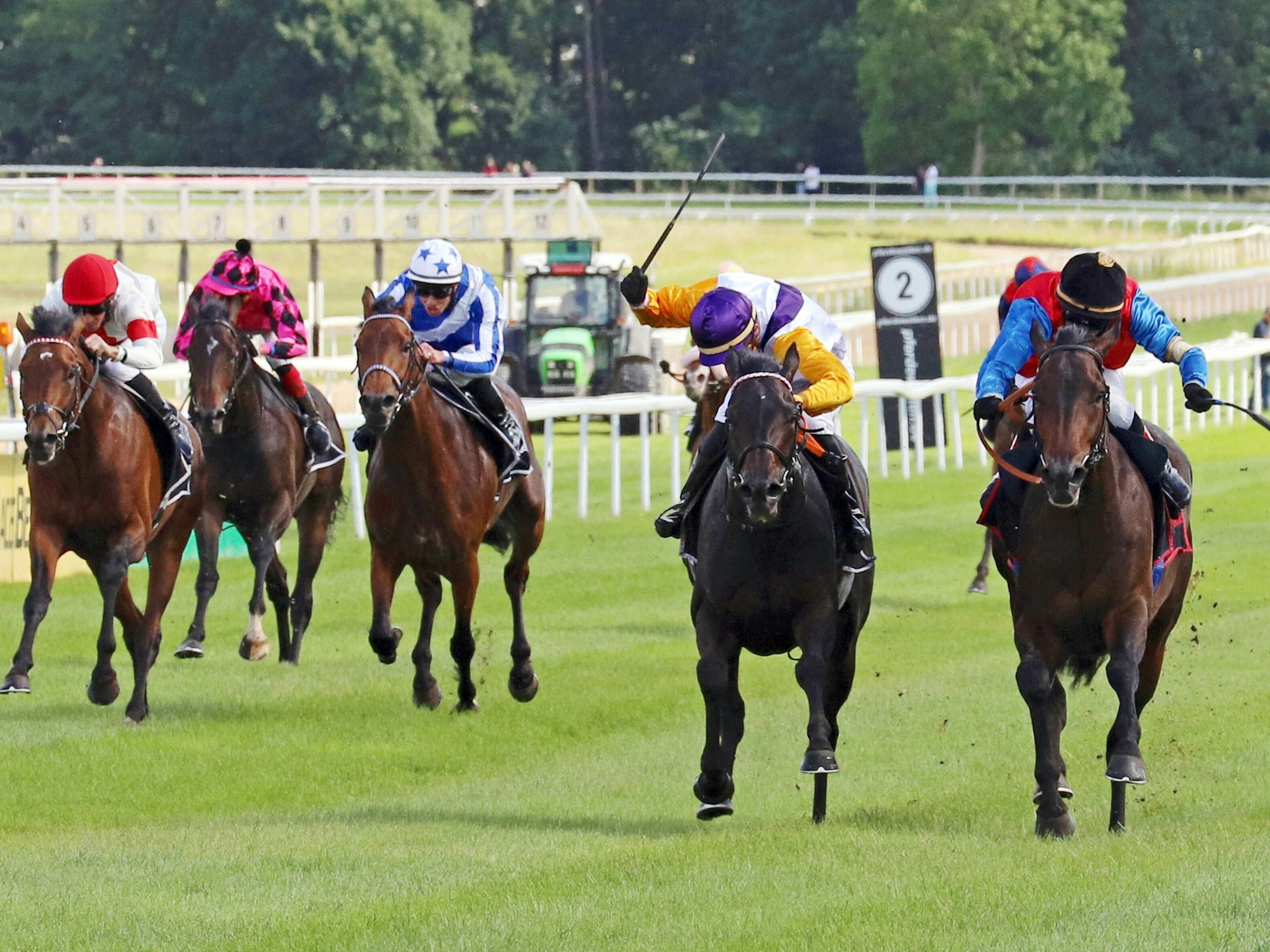 Sammarco (Zweiter von rechts mit Bauyrzhan Murzabayev) gewinnt das Union-Rennen auf der Galopprennbahn in Köln-Weidenpesch 2022.