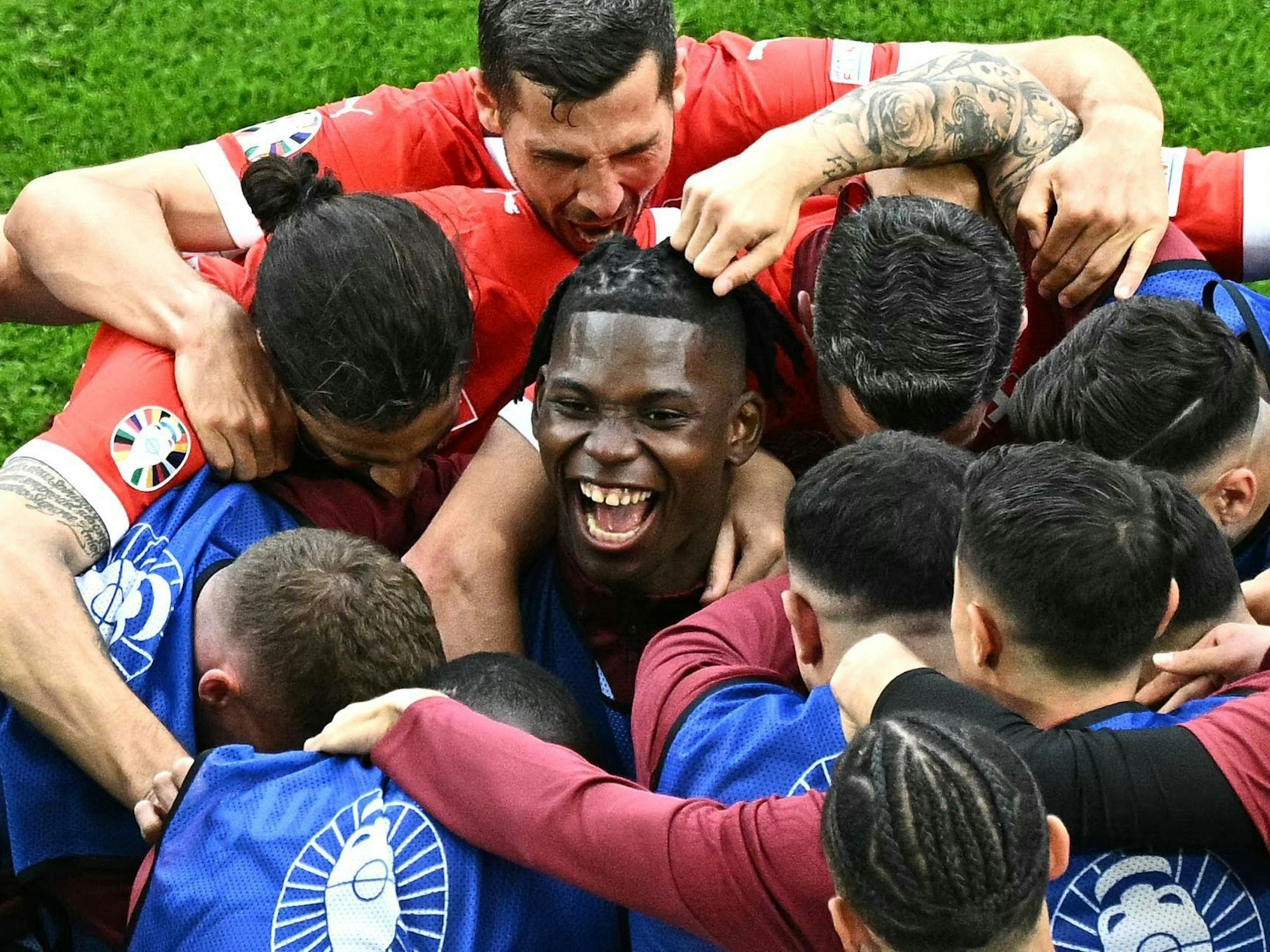 Breel Embolo feiert.