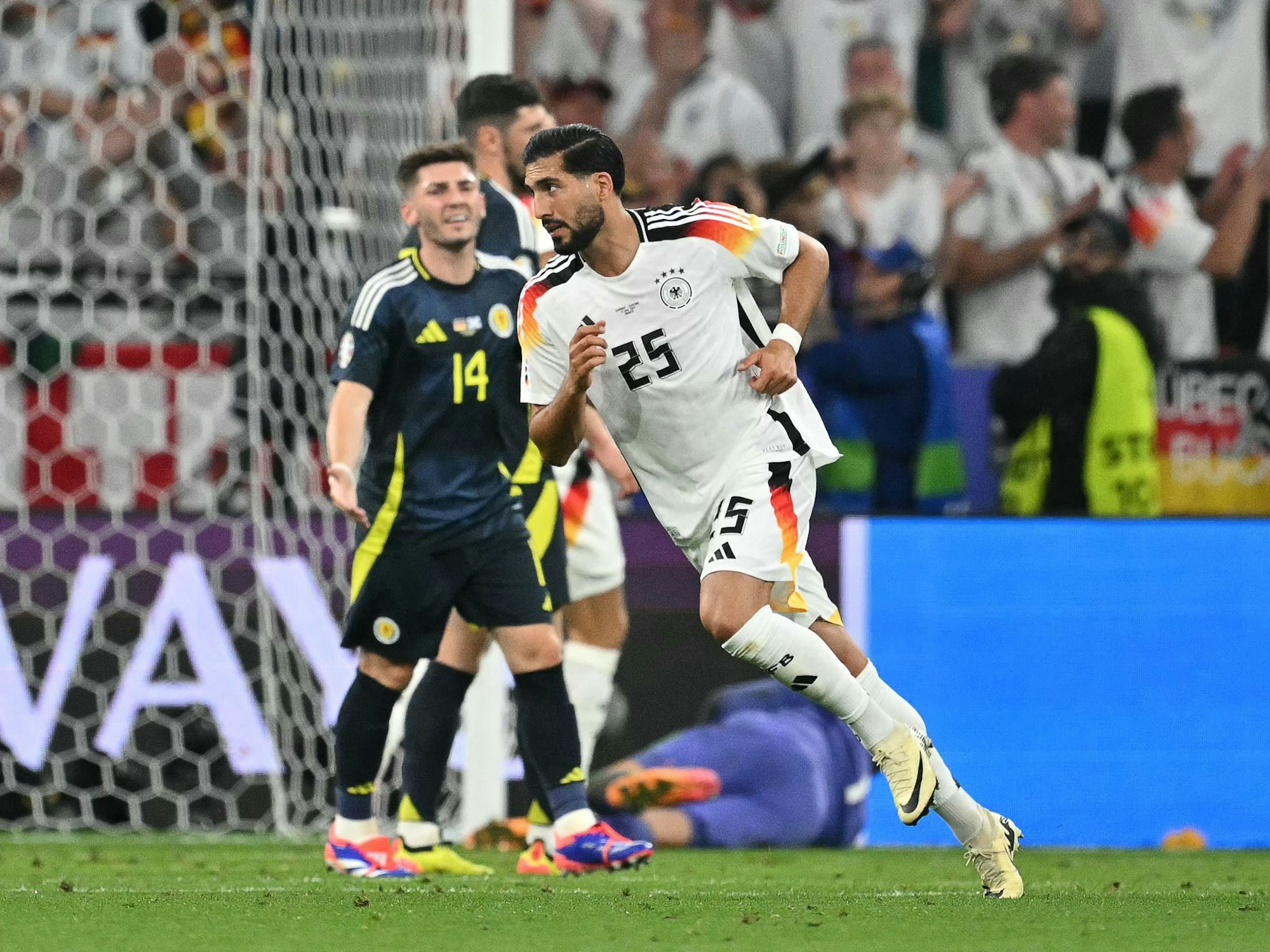 Emre Can jubelt nach seinem Tor.