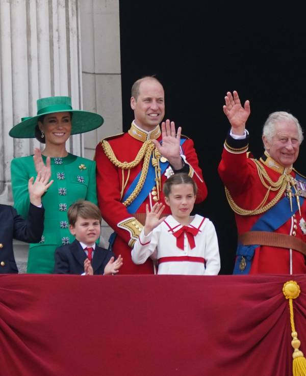 Prinz George, Prinzessin Kate, Prinz Louis, Prinz William, Prinzessin Charlotte, König Charles III. und Königin Camilla stehen auf dem Balkon des Buckingham-Palastes.
