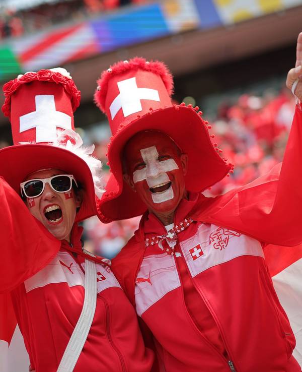 Zwei Schweiz-Fans feiern im Kölner Stadion.