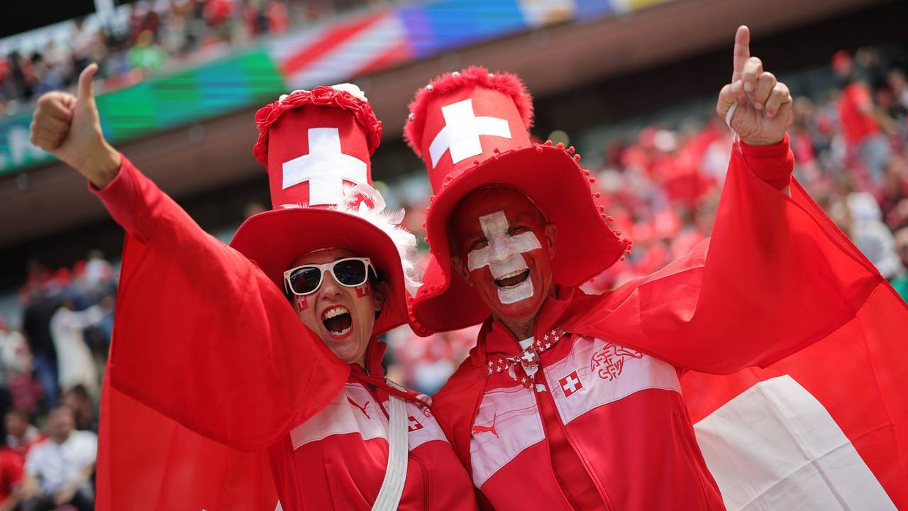Zwei Schweiz-Fans feiern im Kölner Stadion.